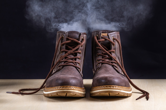 how to stop smelly feet in work boots
