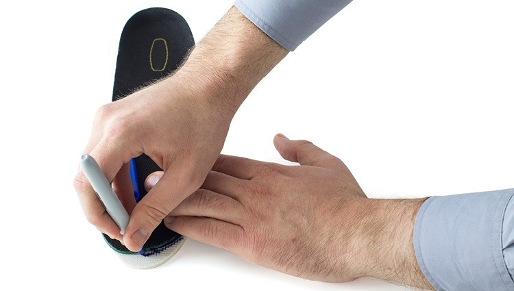 Carefully trace the outline of your insoles as shown Trace the outline of your existing insoles