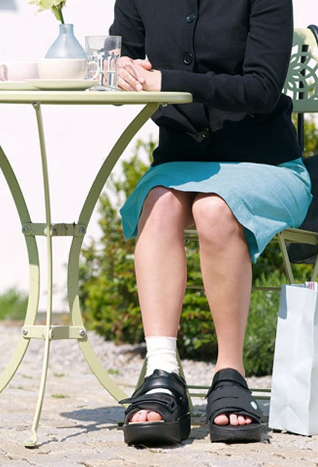 A Darco TwinShoe prevents leg length discrepancy by raising the other foot when wearing a post-operative shoe/boot Darco TwinShoe